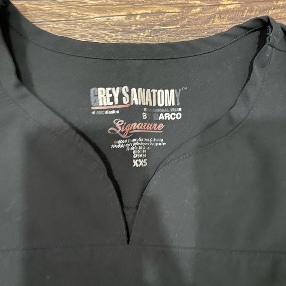 Greys Anatomy Barco Signature 2 Pocket Notch Neck - Picture 2 of 4